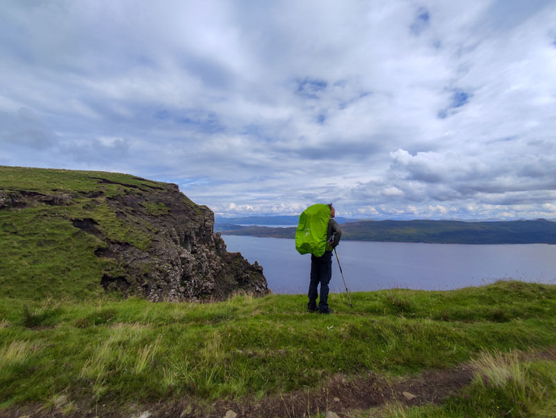 Fernwanderer auf dem Skye Trail in Schottland